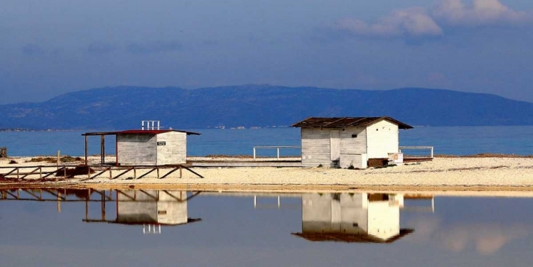 Picture of WHITE CABINS BETWEEN THE SEA AND THE SALINA