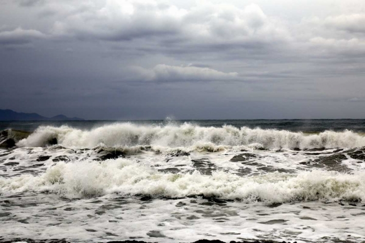 Picture of WAVES EBB IN A CLOUDY DAY