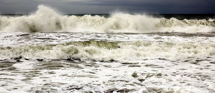 Picture of STUNNING WAVES UNDER A CLOUDY SKY IN WINTER - CROP