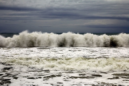 Picture of SEA WITH WAVE BACKWASH IN A CLOUDY DAY
