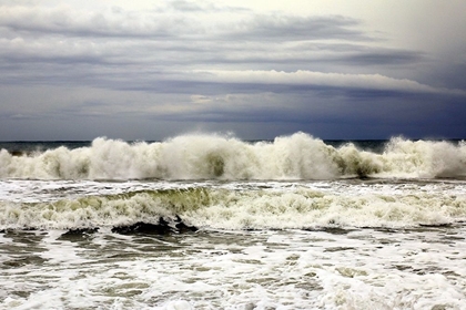 Picture of MAJESTIC WAVES CRASHING IN A CLOUDY DAY