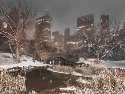 Picture of GAPSTOW BRIDGE, CENTRAL PARK WITH MANHATTAN SKYLINE, NEW YORK