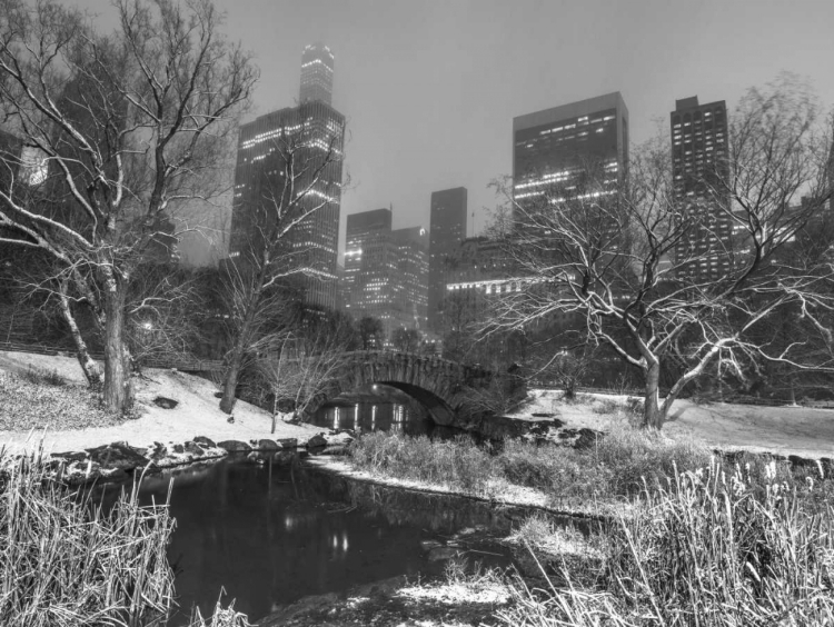 Picture of GAPSTOW BRIDGE, CENTRAL PARK WITH MANHATTAN SKYLINE, NEW YORK