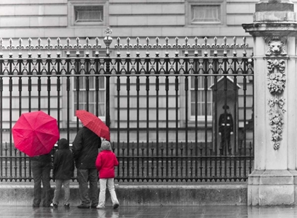 Picture of LONDON, FAMILY STANDING BY FENCE OUTSIDE BURMINGHAM PALACE