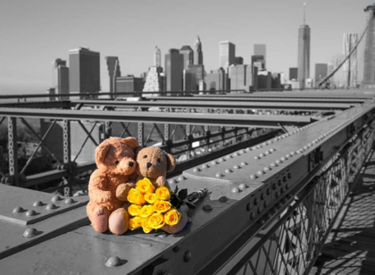 Picture of PAIR OF TEDDY BEARS AND BUNCH OF ROSES ON BROOKLYN BRIDGE, NEW YORK