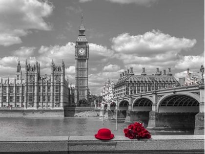Picture of BUNCH OF ROSES AND HAT ON THAMES PROMENADE AGAISNT BIG BEN, LONDON, UK