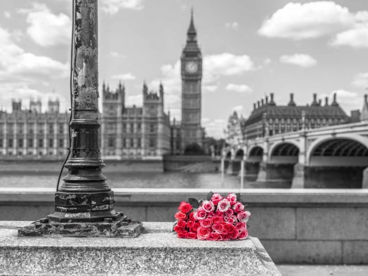 Picture of BUNCH OF ROSES BY A LAMPOST, LONDON, UK