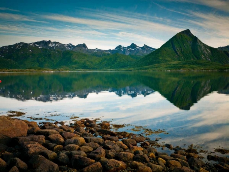 Picture of MOUNTAIN RANGE BY THE SEA, LOFOTEN, NORWAY