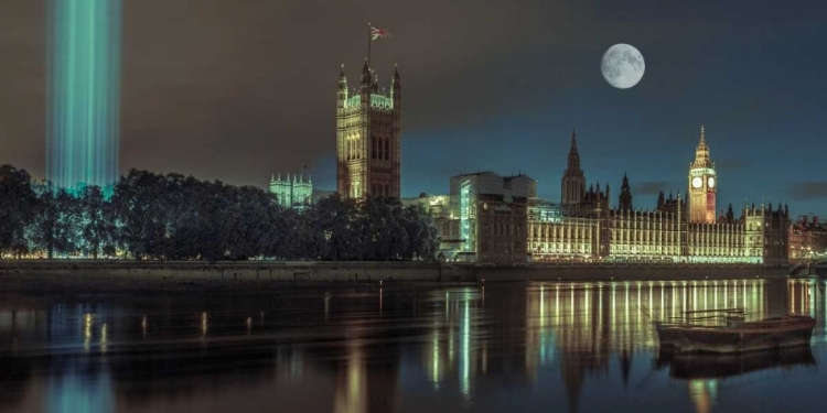 Picture of COLUMN OF SPECTRA LIGHTS WITH WESTMINSTER ABBY, LONDON, UK, FTBR-1852