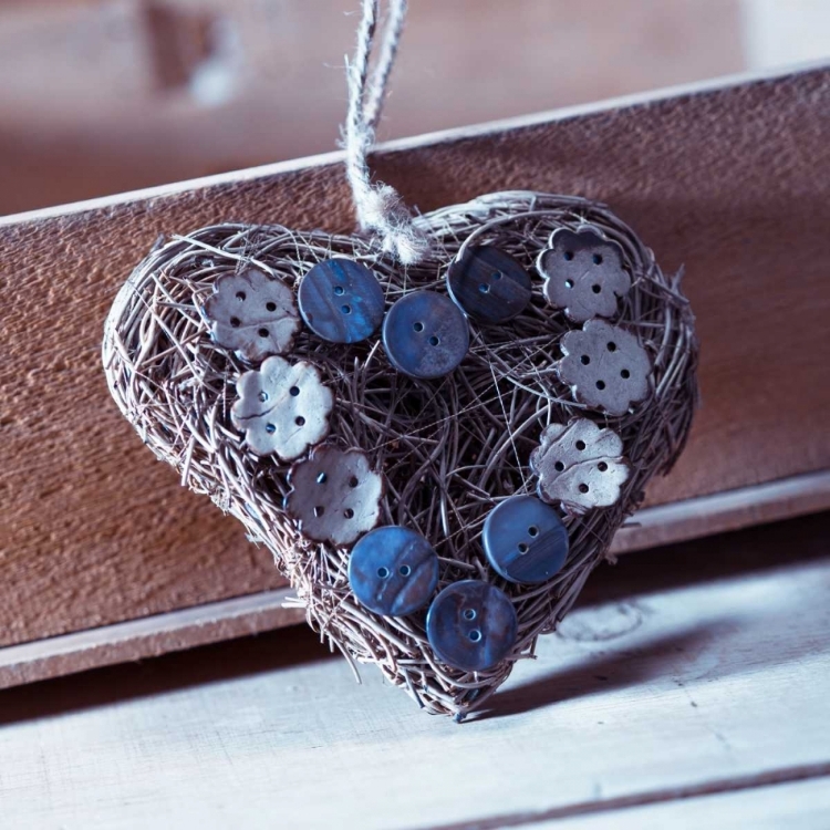 Picture of HEART MADE OF STRAW WITH BUTTONS