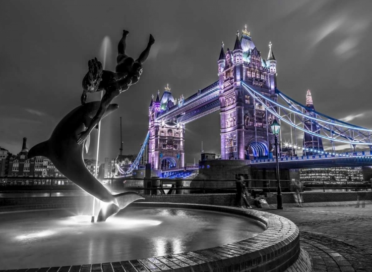 Picture of FOUNTIAN NEXT TO TOWER BRIDGE, LONDON, UK