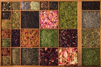 Picture of VARIETIES OF TEA IN A WOODEN BOX