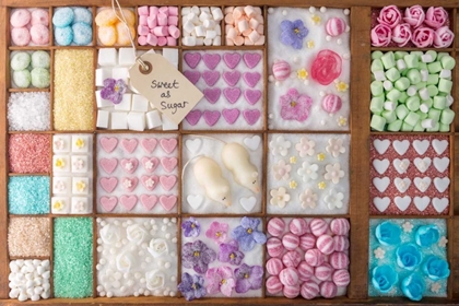 Picture of MIX OF CANDIES AND SWEETS IN WOODEN BOX