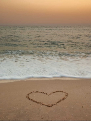 Picture of SAND WRITING - HEART SHAPE DRAWN ON BEACH