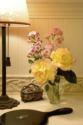 Picture of FLOWER ARRANGEMENT NEXT TO LAMP