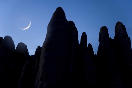 Picture of UT, ARCHES NP CRESCENT MOON AND SILHOUETTE