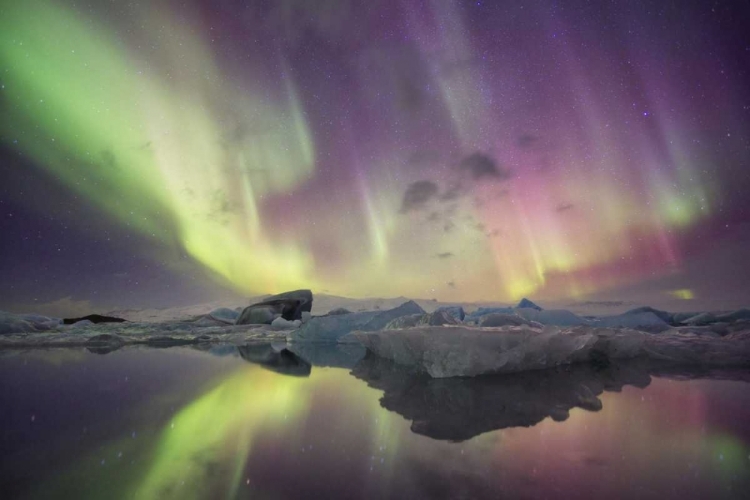 Picture of ICELAND, JOKULSARLON AURORA LIGHTS OVER A LAGOON