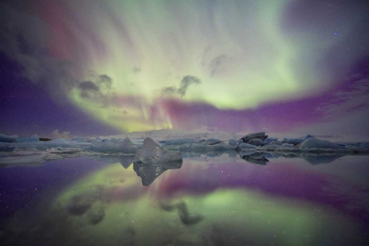 Picture of ICELAND, JOKULSARLON AURORA LIGHTS OVER A LAGOON