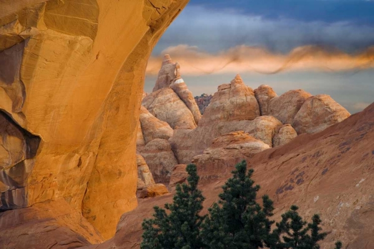 Picture of UT, ARCHES NP SETTING SUN ILLUMINES SKYLINE ARCH