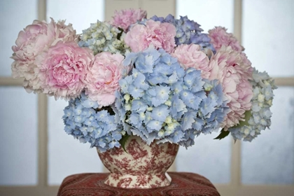 Picture of HYDRANGEA AND PEONY FLOWER ARRANGEMENT ON TABLE