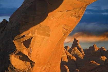 Picture of UT, ARCHES NP SETTING SUN ILLUMINES SKYLINE ARCH