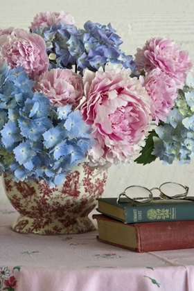 Picture of HYDRANGEA AND PEONY ARRANGEMENT ON TABLE