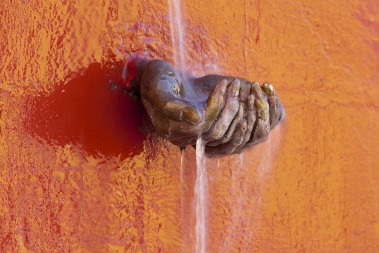 Picture of MEXICO FOUNTAIN OF WATER IN CUPPED HANDS