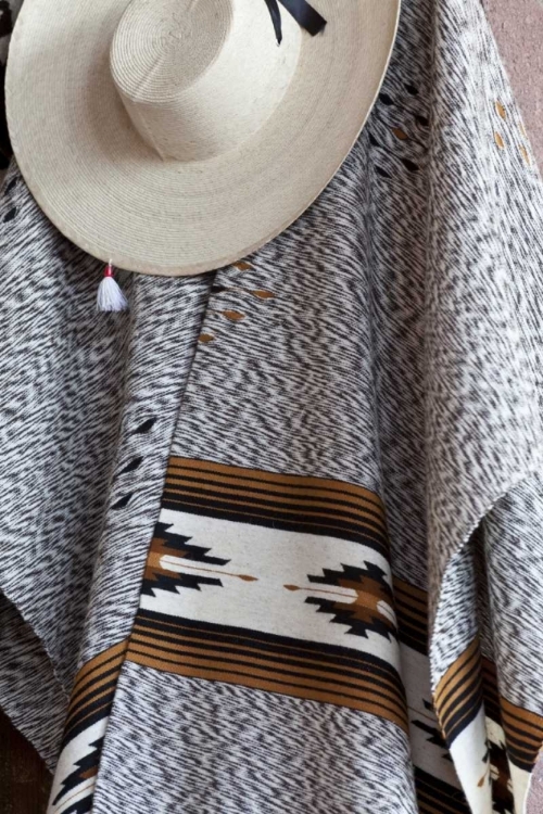 Picture of MEXICO, SAN MIGUEL DE ALLENDE HAT AND SERAPE