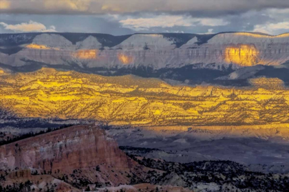 Picture of UTAH, BRYCE CANYON SUNRISE CONTRASTS ON CANYON