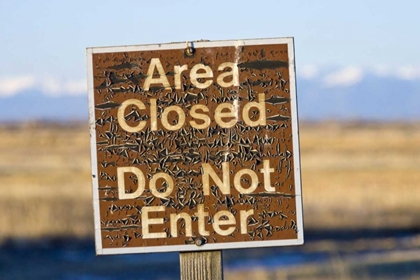Picture of CO, AN AGED WARNING SIGN IN THE MONTE VISTA NWR