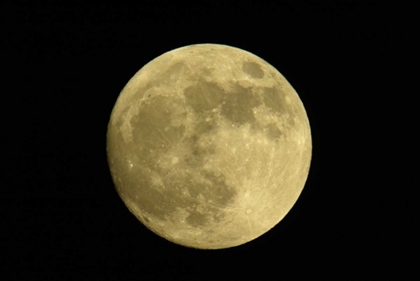 Picture of FULL MOON WITH YELLOWISH HUE