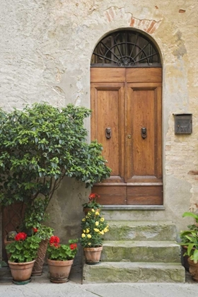 Picture of ITALY, TUSCANY, PIENZA DOORWAY TO A RESIDENCE