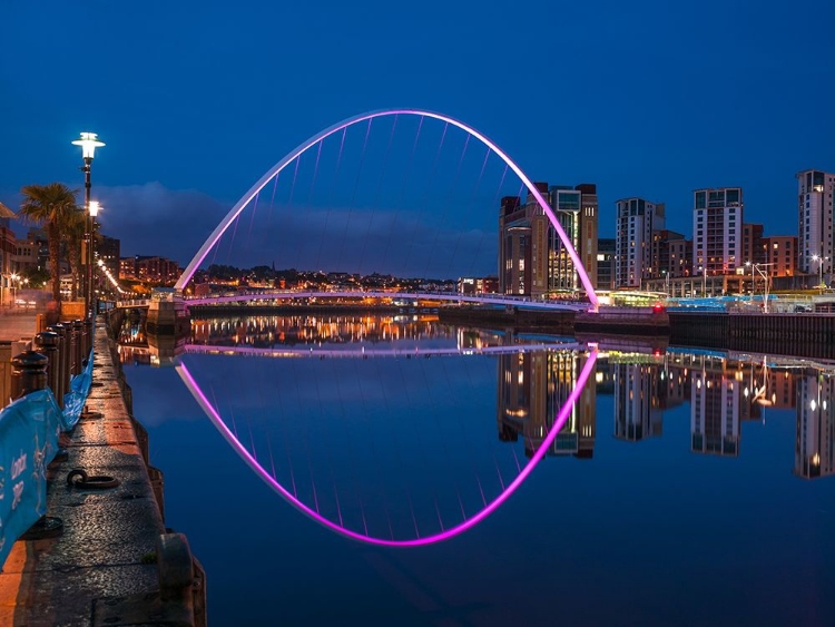 Picture of GATESHEAD MILLENIUM BRIDGE, NEWCASTLE UPON TYNE, FTBR-1876