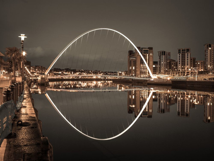 Picture of GATESHEAD MILLENIUM BRIDGE, NEWCASTLE UPON TYNE, FTBR-1877