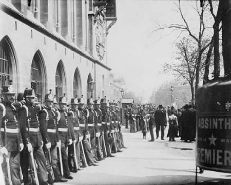 Picture of PARIS, 1898-1900 - REPUBLICAN GUARDS IN FRONT OF THE PALAIS DE JUSTICE