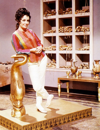 Picture of ELIZABETH TAYLOR - CLEOPATRA - ON SET IN STREET CLOTHES