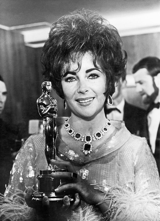 Picture of ELIZABETH TAYLOR - HOLDING AN OSCAR