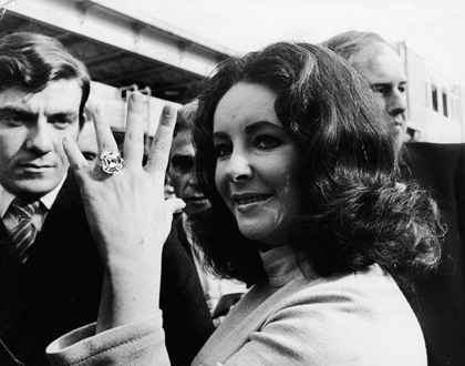 Picture of ELIZABETH TAYLOR AND HER DIAMOND RING