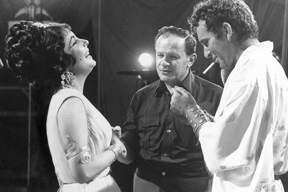 Picture of CLEOPATRA - ELIZABETH TAYLOR ON SET WITH RICHARD BURTON AND JOSEPH MANKIEWICZ