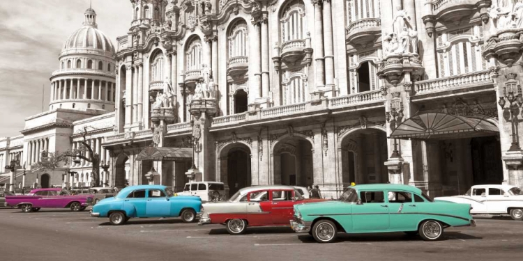 Picture of VINTAGE AMERICAN CARS IN HAVANA, CUBA