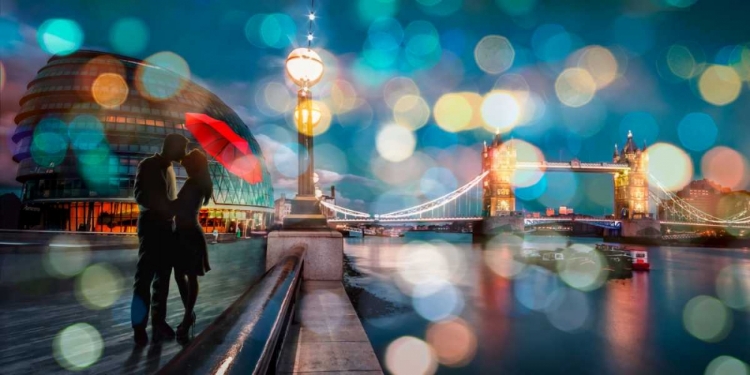 Picture of KISSING IN LONDON