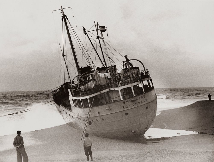 Picture of RAN AGROUND BOAT PEOPLE SEASHORE