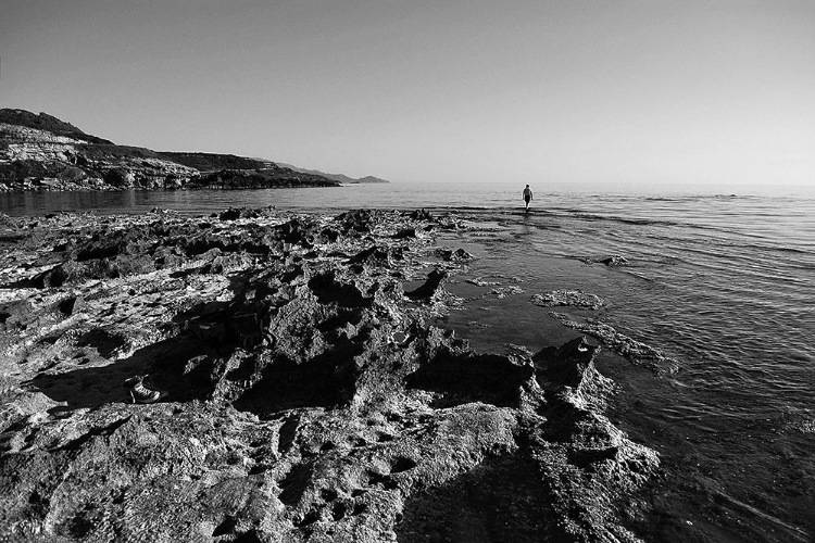 Picture of PERSON FACING SEA ROCK BLACK WHITE 