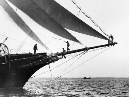 Picture of SHIP CREWMEN STANDING ON THE BOWSPRIT 1923