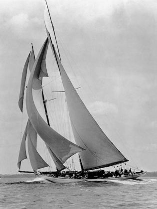 Picture of THE SCHOONER HALF MOON AT SAIL 1910S