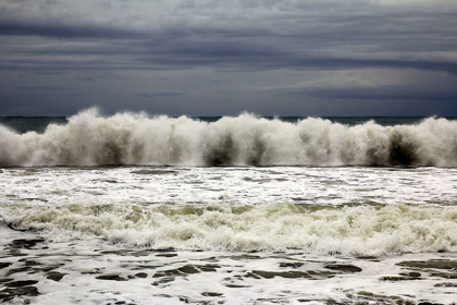 Picture of WAVES CRASHING ON THE COAST IN A CLOUDY DAY