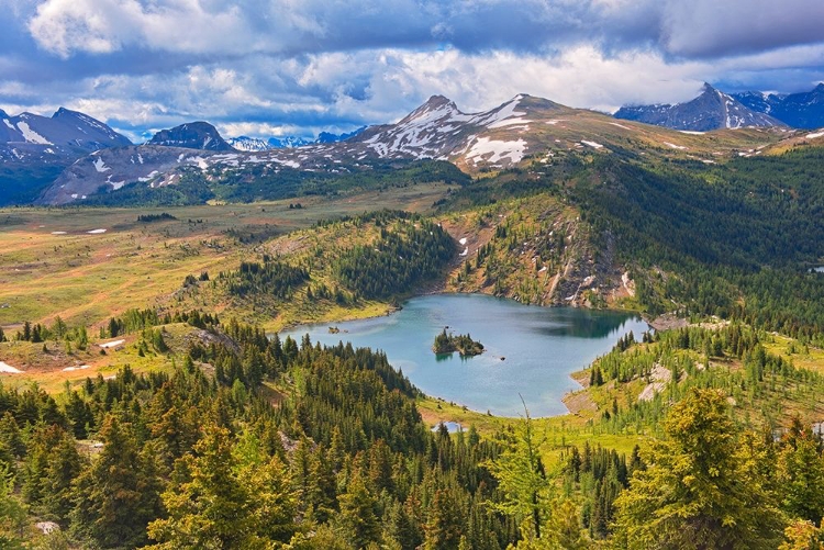 Picture of CANADA-BRITISH COLUMBIA-ROCK ISLE LAKE MOUNTAIN AND LAKE LANDSCAPE