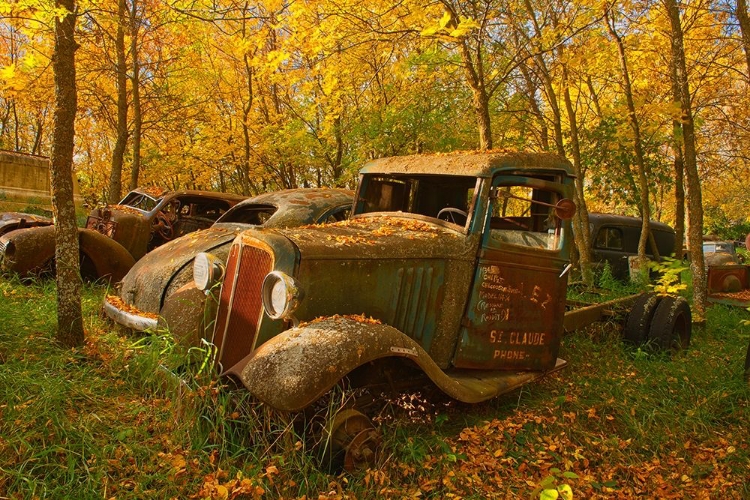 Picture of CANADA-MANITOBA-ST LUPICIN VINTAGE OLD VEHICLES IN WRECKING YARD