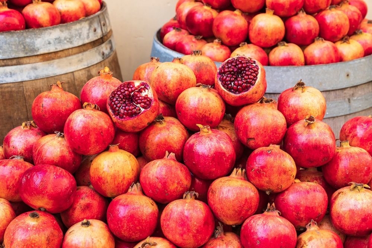 Picture of TRAPANI PROVINCE-TRAPANI POMEGRANATES FOR SALE AT THE MARKET IN TRAPANI