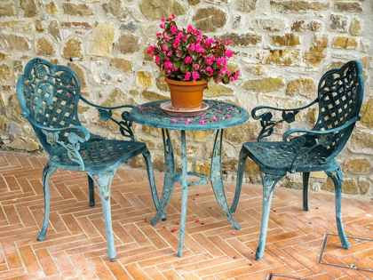 Picture of ITALY-CHIANTI TABLE AND CHAIRS WITH A FLOWERING BEGONIA 